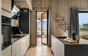 Dapur atau dapur kecil di Gorgeous Home In Hadsund With Kitchen