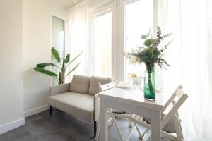 salon z białym stołem i kanapą w obiekcie Beach Studio Apartment Playa Malagueta w Maladze