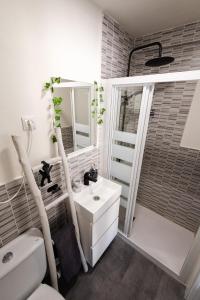 łazienka z umywalką, toaletą i prysznicem w obiekcie Beach Studio Apartment Playa Malagueta w Maladze