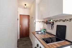 kuchnia ze zlewem i blatem w obiekcie Beach Studio Apartment Playa Malagueta w Maladze +8 zdjęć