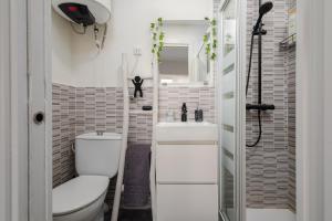 mała łazienka z toaletą i umywalką w obiekcie Beach Studio Apartment Playa Malagueta w Maladze