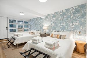 Giường trong phòng chung tại Folliday Inn- The Coronado- Room 11