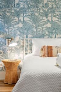 Giường trong phòng chung tại Folliday Inn- The Coronado- Room 11