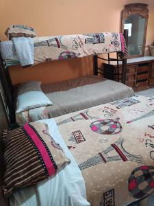 Postel nebo postele na pokoji v ubytování Hospedaje Barato Mi Casita de Colores