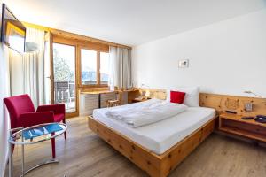 Hotel Seehof direkt am Heidsee房間的床