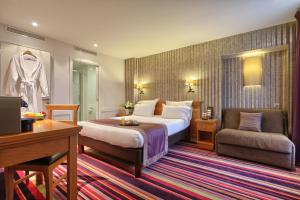Ένα ή περισσότερα κρεβάτια σε δωμάτιο στο Hôtel Mondial +90 φωτογραφίες