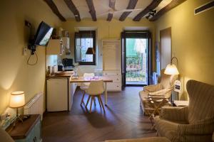 a kitchen and living room with a table and chairs at Loft El Roure, El Vilosell in El Vilosell