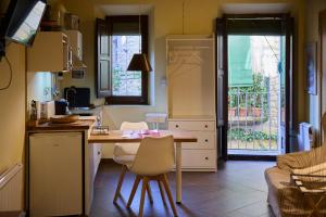 a kitchen with a table and chairs in a room at Loft El Roure, El Vilosell in El Vilosell