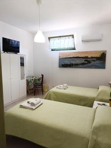 TV a/nebo společenská místnost v ubytování Ficodindia Rooms
