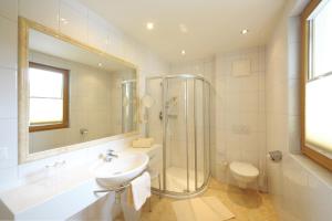 Een badkamer bij Hotel Garni Alpenland