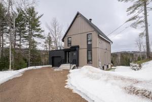 a house on a hill with a dirt road at Le Raffine hot tub River Front in Saint Come