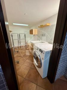 a laundry room with a washing machine in a room at Villa Viviana con Piscina "UnaNotteaCasaMia" in Sacrofano