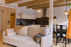 a living room with a white couch and a kitchen at Ferienwohnung Silvia in Villingen-Schwenningen