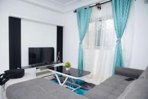 Μια τηλεόραση ή/και κέντρο ψυχαγωγίας στο Sweet Inn Limbe