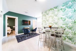 a living room with a green and white wall at 5BR-Luxury Retreat-Hot Tub-King Bed-Rogers Place-DT in Edmonton