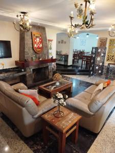 Uma área de estar em Hotel Rio Penedo mais 28 fotos
