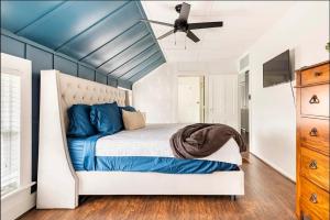 a bedroom with a bed with a blue ceiling at Lakefront Family Getaway in Cleveland
