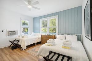 Postel nebo postele na pokoji v ubytování Folliday Inn - The Dolphin - Room 36