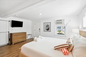 Μια τηλεόραση ή/και κέντρο ψυχαγωγίας στο Folliday Inn - The Falls Flyer - Room 14