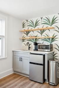 Η κουζίνα ή μικρή κουζίνα στο Folliday Inn - The Falls Flyer - Room 14