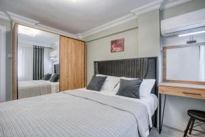 een slaapkamer met twee bedden en een spiegel bij SULTANAHMET oldcity nice suite in Istanbul