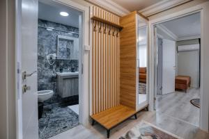 een badkamer met een inloopdouche en een wastafel bij SULTANAHMET oldcity nice suite in Istanbul +38 foto's