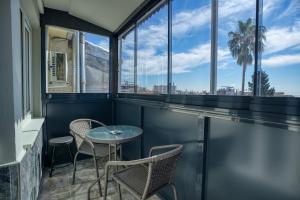 een balkon met een tafel, stoelen en ramen bij SULTANAHMET oldcity nice suite in Istanbul