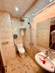 Koupelna v ubytování Majestik Hotel