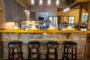 Η κουζίνα ή μικρή κουζίνα στο Serenity Ridge- Scenic Luxury Log Estate Getaway