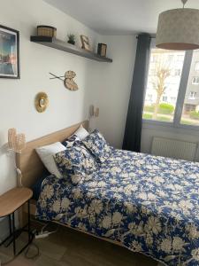 Postel nebo postele na pokoji v ubytování Bel appartement spacieux ,convivial de 3 chambres avec parking privé sécure