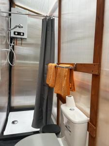 Koupelna v ubytování Farm stay cabin in the woods + 52 fotografií