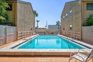 Bazén v ubytování Amelia Island Newly Renovated Beachside Townhome nebo v jeho okolí