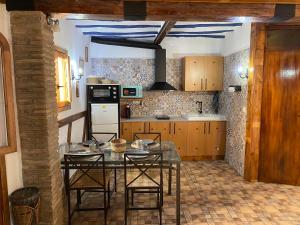 a kitchen with a table and chairs in a room at La casa palo in Cehegín