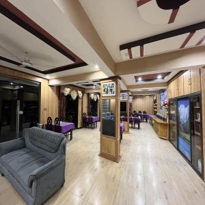 スカルドゥにあるBlue Sky Hotel & Restaurantのソファとテーブルと紫色の椅子のあるロビー