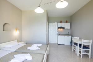 Postel nebo postele na pokoji v ubytování Kalimera studios