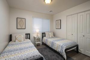 Un dormitorio con dos camas y una ventana. en 6G Moab RedCliff Condo POOL & HOT TUB, en Moab