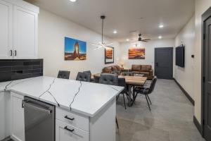 Η κουζίνα ή μικρή κουζίνα στο Vizcaya #11 - Moab's Newest Luxury Rental