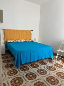 Ένα ή περισσότερα κρεβάτια σε δωμάτιο στο Appartamento ARIADIMARE fronte spiaggia Rivabella Gallipoli