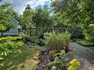 a garden with rocks and plants in a yard at Villa Kämparo in Enhörna