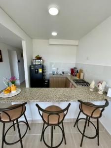 Charming apartment in Cartagena في Puerto Tierrabaja: مطبخ مع كرسيين وقمة كونتر +11 صورة