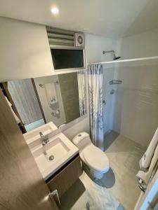 Charming apartment in Cartagena في Puerto Tierrabaja: حمام مع مرحاض ومغسلة ودش