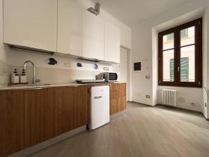 eine Küche mit Spüle und Kühlschrank in der Unterkunft Ca der Duse in Vernazza