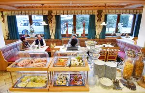 Een restaurant of ander eetgelegenheid bij Hotel Garni Alpenland
