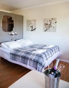 1 dormitorio con 1 cama y 1 mesa con sidra de mesa en Fjordslottet Hotel, en Fotlandsvåg