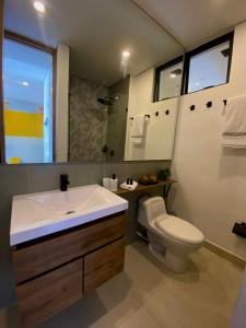 Ένα μπάνιο στο Lujoso con terraza, vista al mar y reserva natural