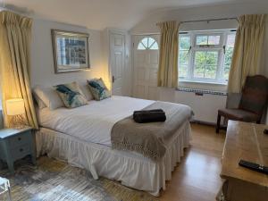 a bedroom with a bed with a bag on it at The Guesthouse Hideaway by Newfo.rest in Hordle