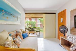 a living room with a couch and a table at IT99 Lindo Apto 3/4 Pé na Areia - Itacimirim in Camacari