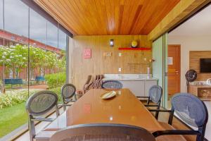 a dining room with a table and chairs at IT99 Lindo Apto 3/4 Pé na Areia - Itacimirim in Camacari