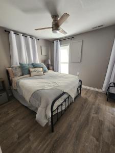 Postel nebo postele na pokoji v ubytování Quaint Farmhouse