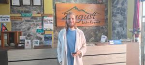 Gestir sem dvelja á Hotel August International